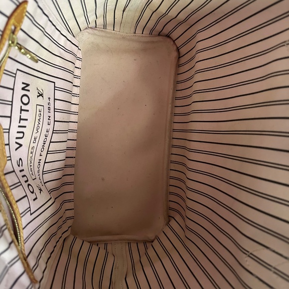 Louis Vuitton Neverfull MM - Picture 8 of 9